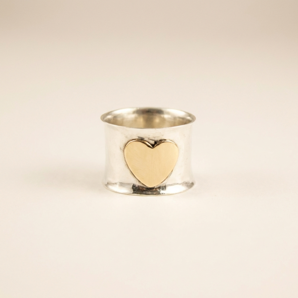 Amorina – Vintage-inspired hammered heart design – Ring