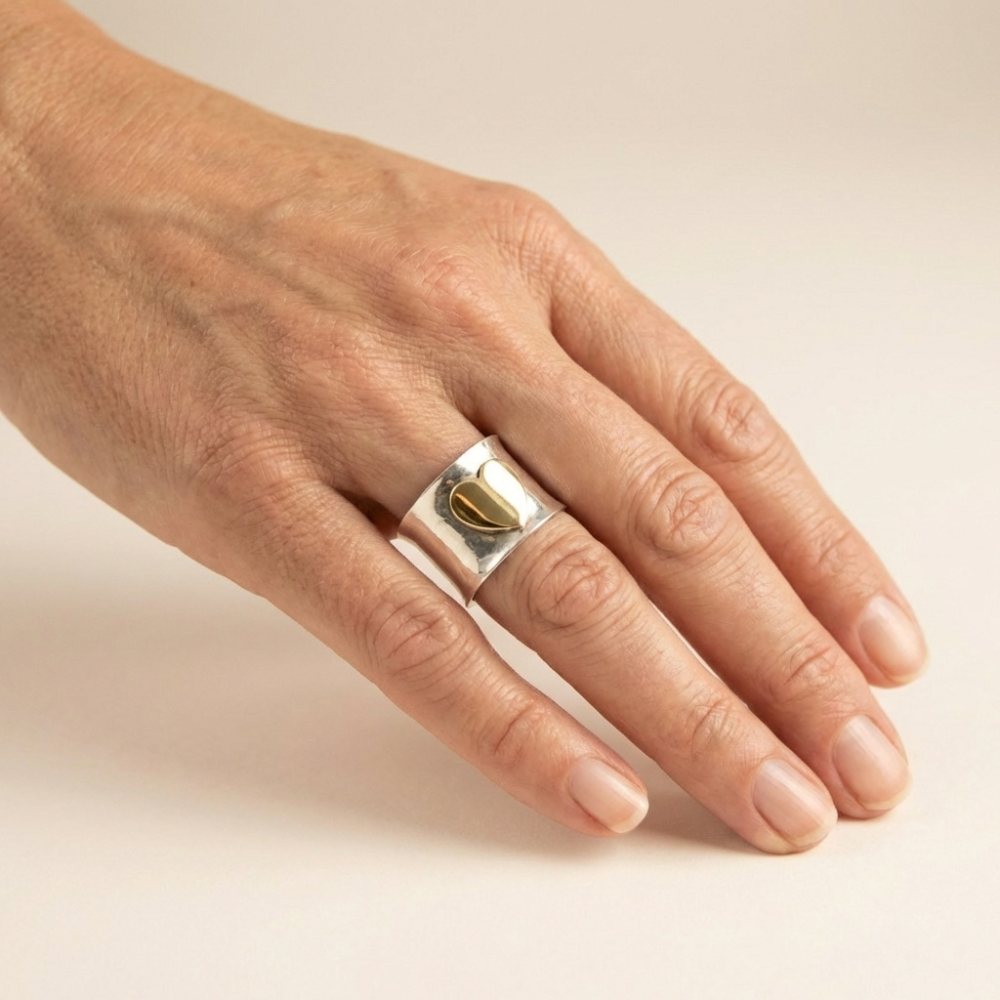 Amorina – Vintage-inspired hammered heart design – Ring