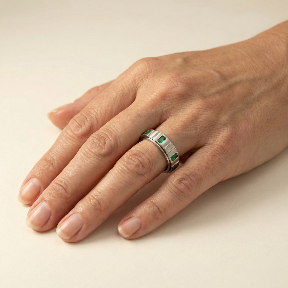 Emerald – Structured band with green stone accents – Ring