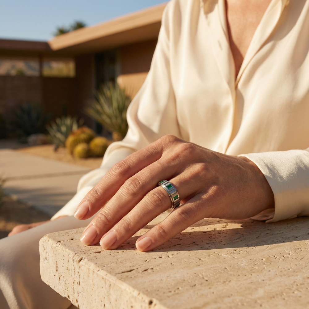 Emerald – Structured band with green stone accents – Ring