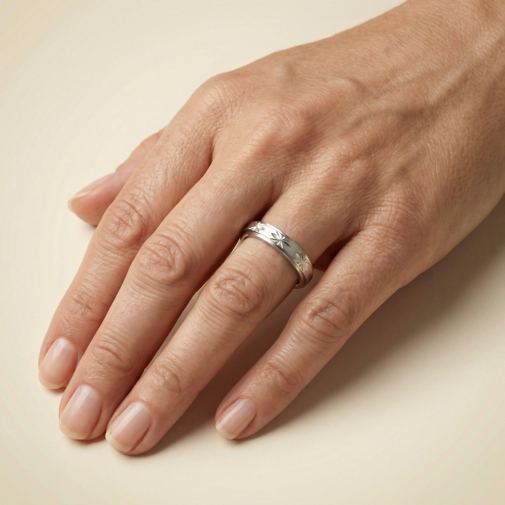 Lirienne – Vintage star-engraved band – Ring