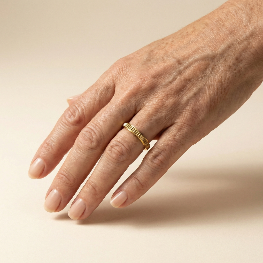 Meliora – Subtle engraved texture – Ring